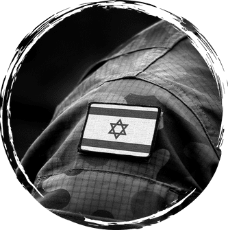 תמונת רקע של חייל עם דגל ישראל מודבק על כתף החולצה